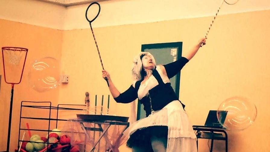 Volare con la fantasia con le arti di strada per strappare sorrisi