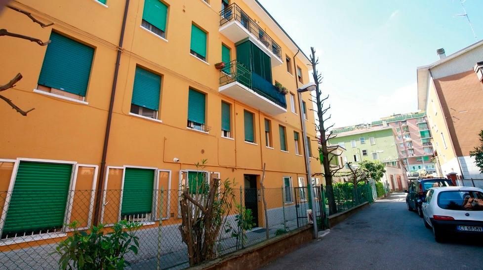 Bimbo piccolo cade dal secondo piano: ferite lievi 