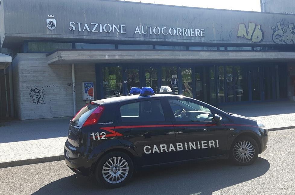 Studente rapinato alla stazione del bus, arrestati i due banditi 