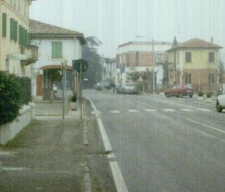 Chiede dov’è la chiesa e gli sfila la catenina 