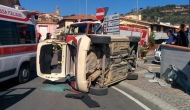 L'auto rovesciata su un fianco dell'anziana