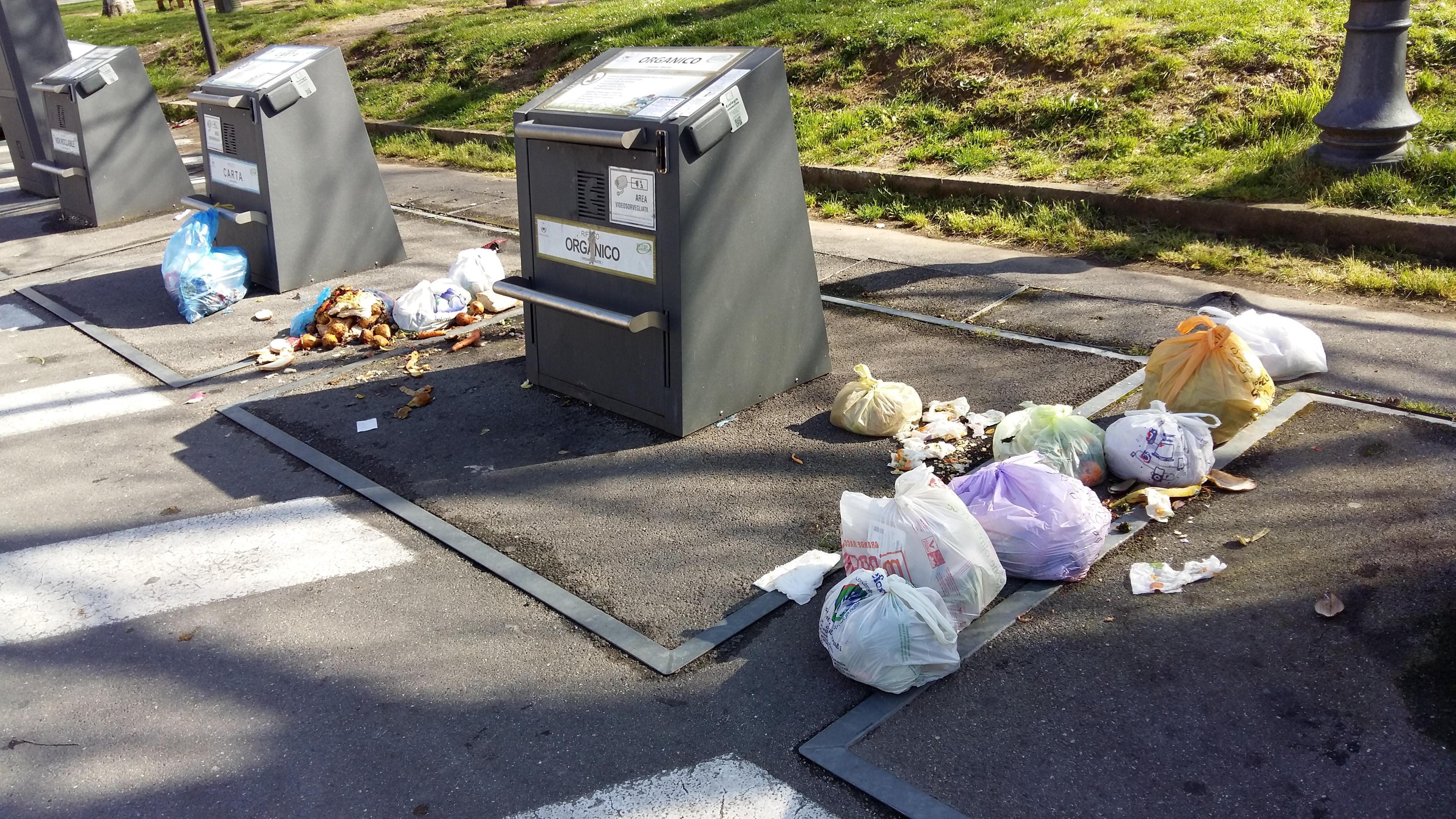 Rifiuti abbandonati nel centro storico