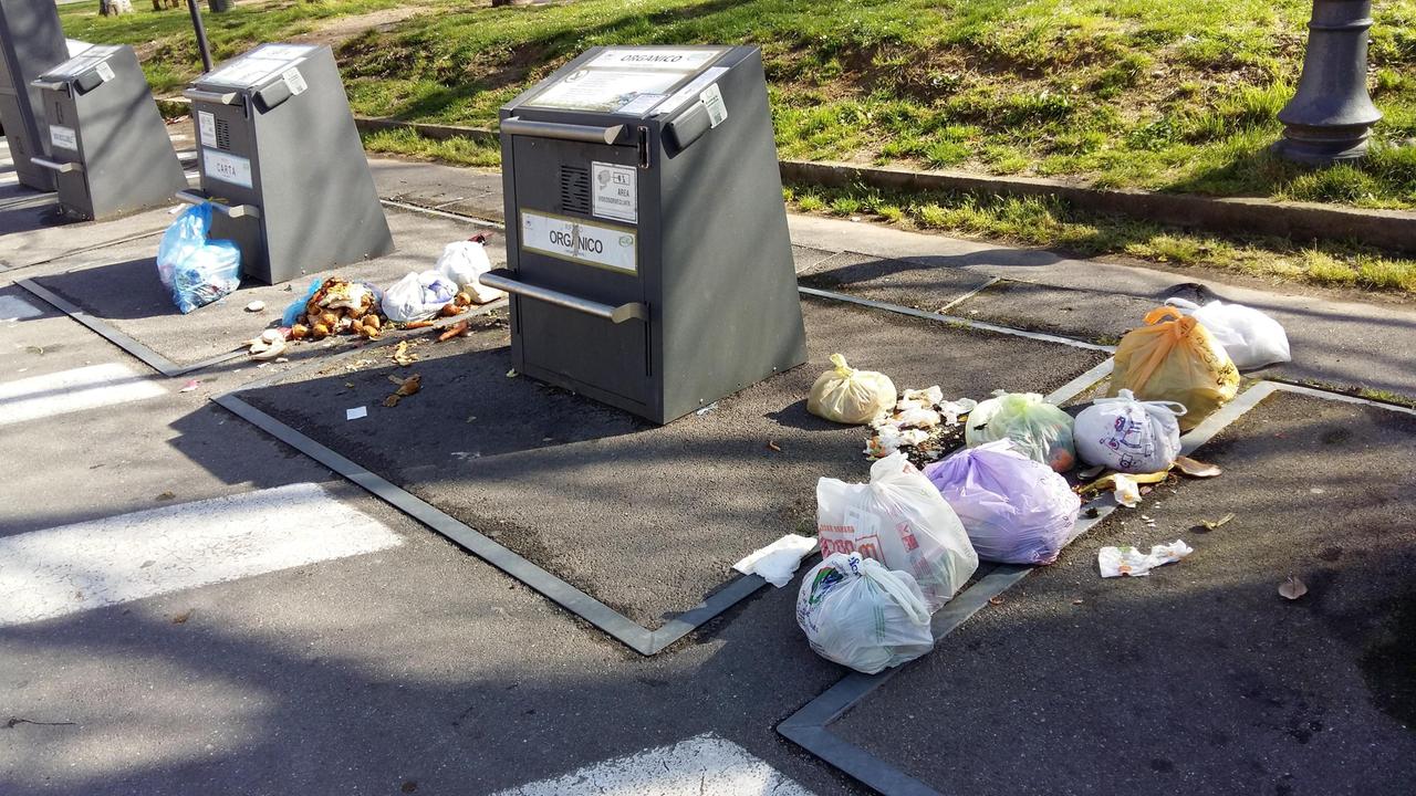 Rifiuti abbandonati nel centro storico