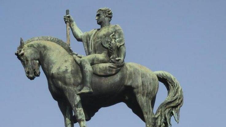 La statua equestre “vola” per rinascere