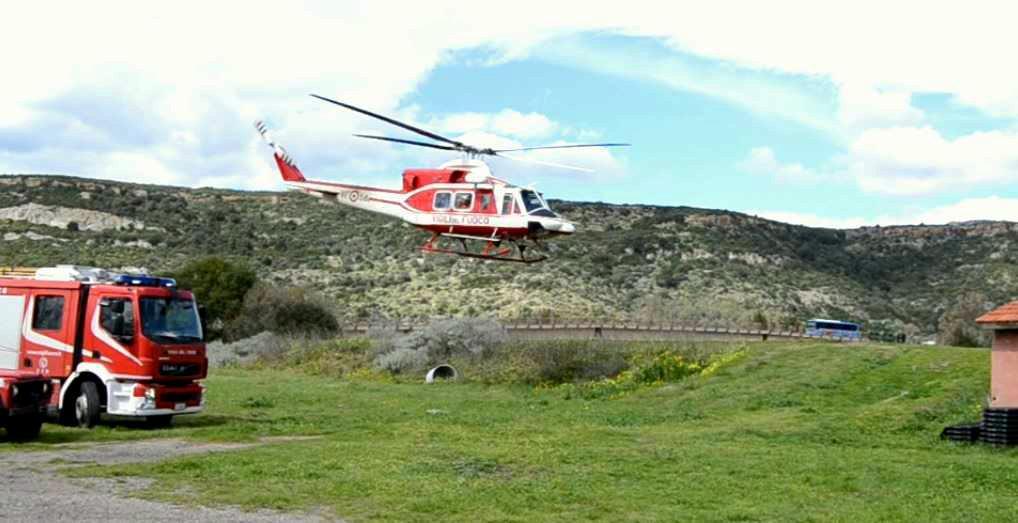 Il ferito è stato trasportato in ospedale dall'elicottero dei vigili del fuoco