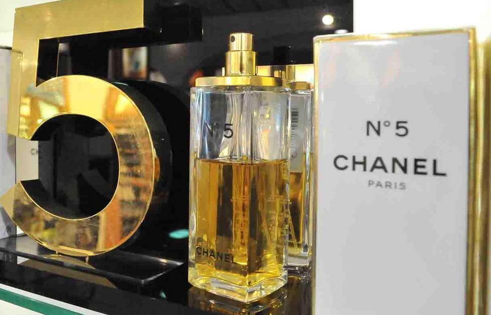 Il falso profumo Chanel arriva dalla Cina