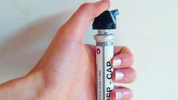 Usa lo spray urticante contro un avversario