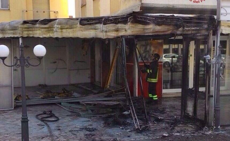 A fuoco la tenda del bar la Loggia