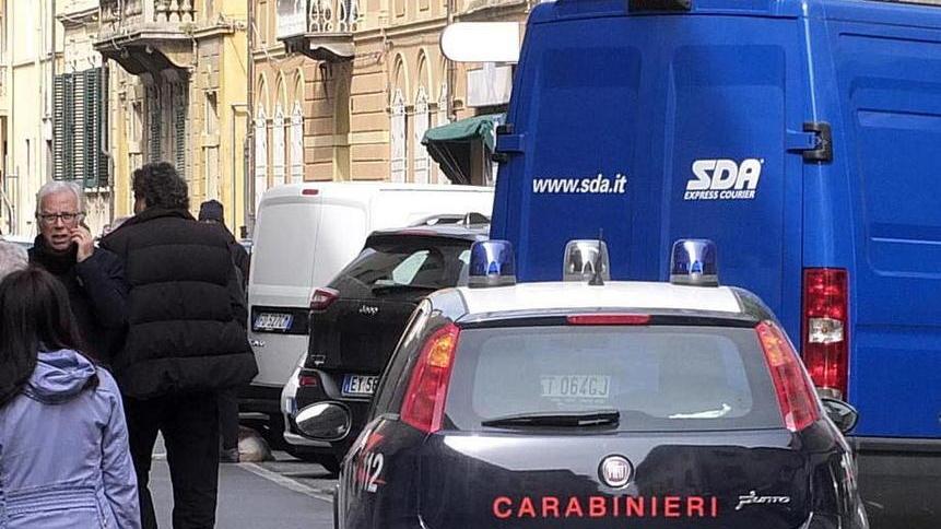 Fermata dalla gente dopo i furti