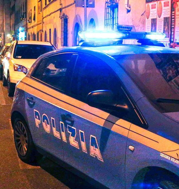 Picchia i genitori e poi cerca di scappare Arrestato dalle volanti davanti alla sua casa