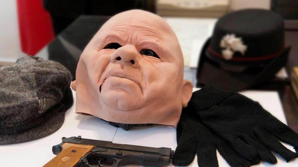 Bandito in maschera davanti al gip