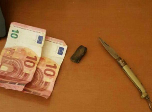 Spaccia hashish a due minorenni in piazza Napoleone 