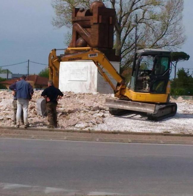 Guasto alla rotatoria, via ai lavori