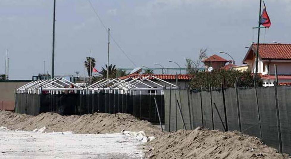 Massa, spiagge inaccessibili. Il dirigente: "I balneari non possono farlo"