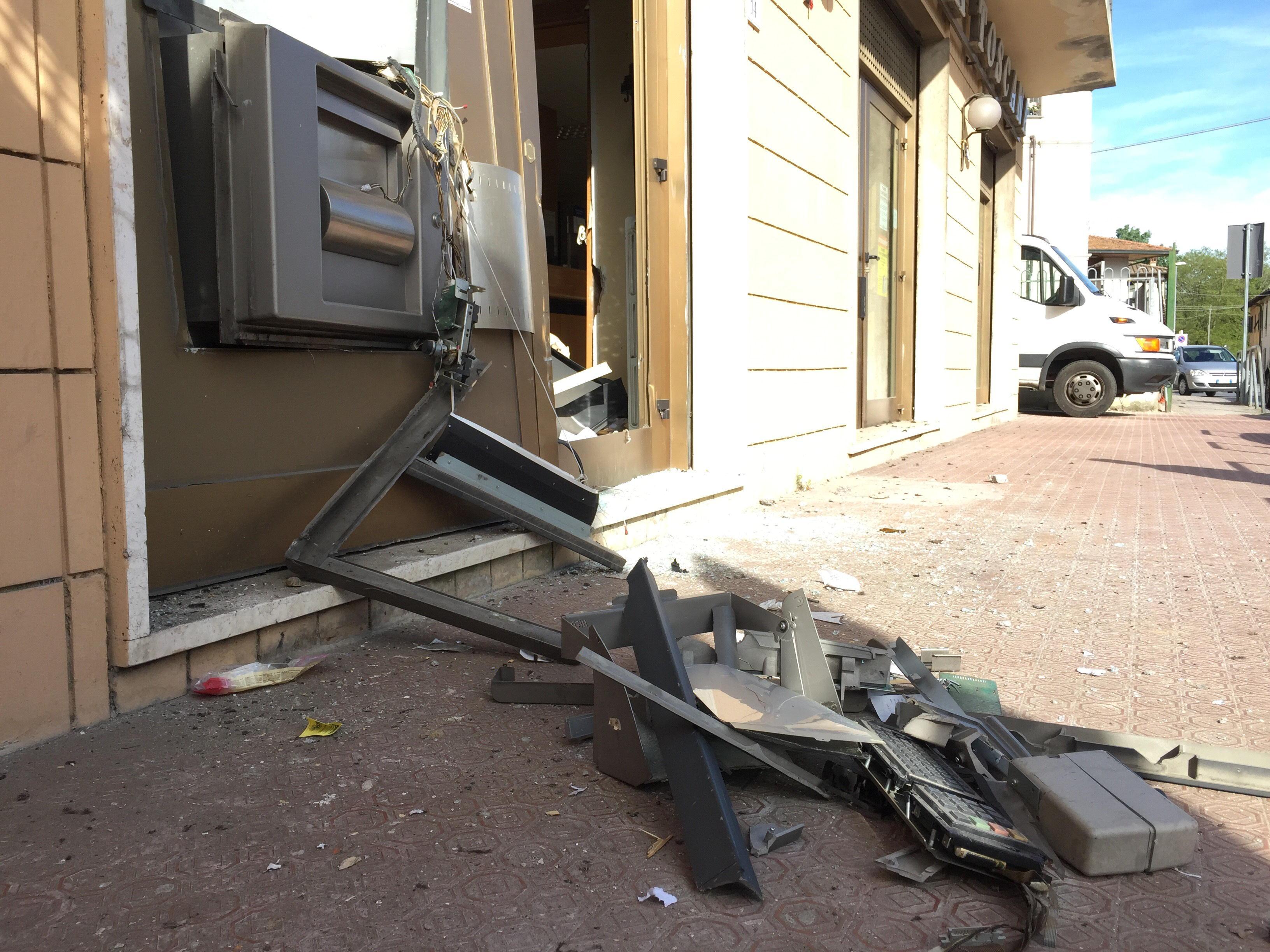 Il bancomat fatto saltare in aria
