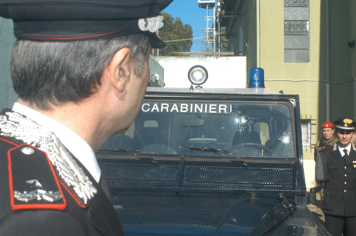 La camionetta dei carabinieri con il parabrezza centrato dai colpi di arma da fuoco