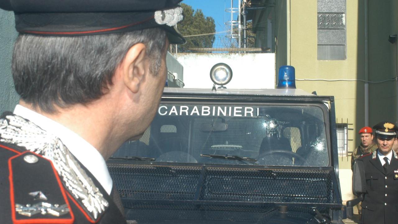 La camionetta dei carabinieri con il parabrezza centrato dai colpi di arma da fuoco