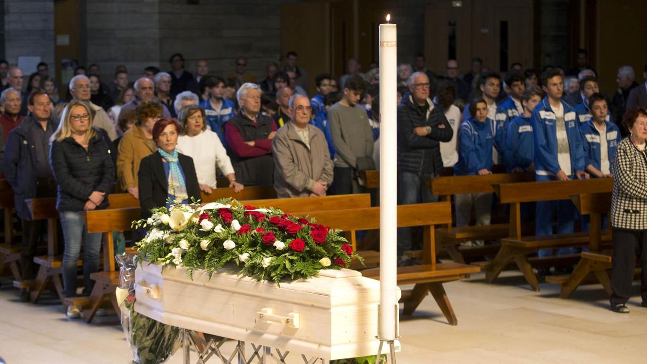 La salma di Aquilino Bonfanti nella basilica di Santa Maria Assunta (Foto Nucci)
