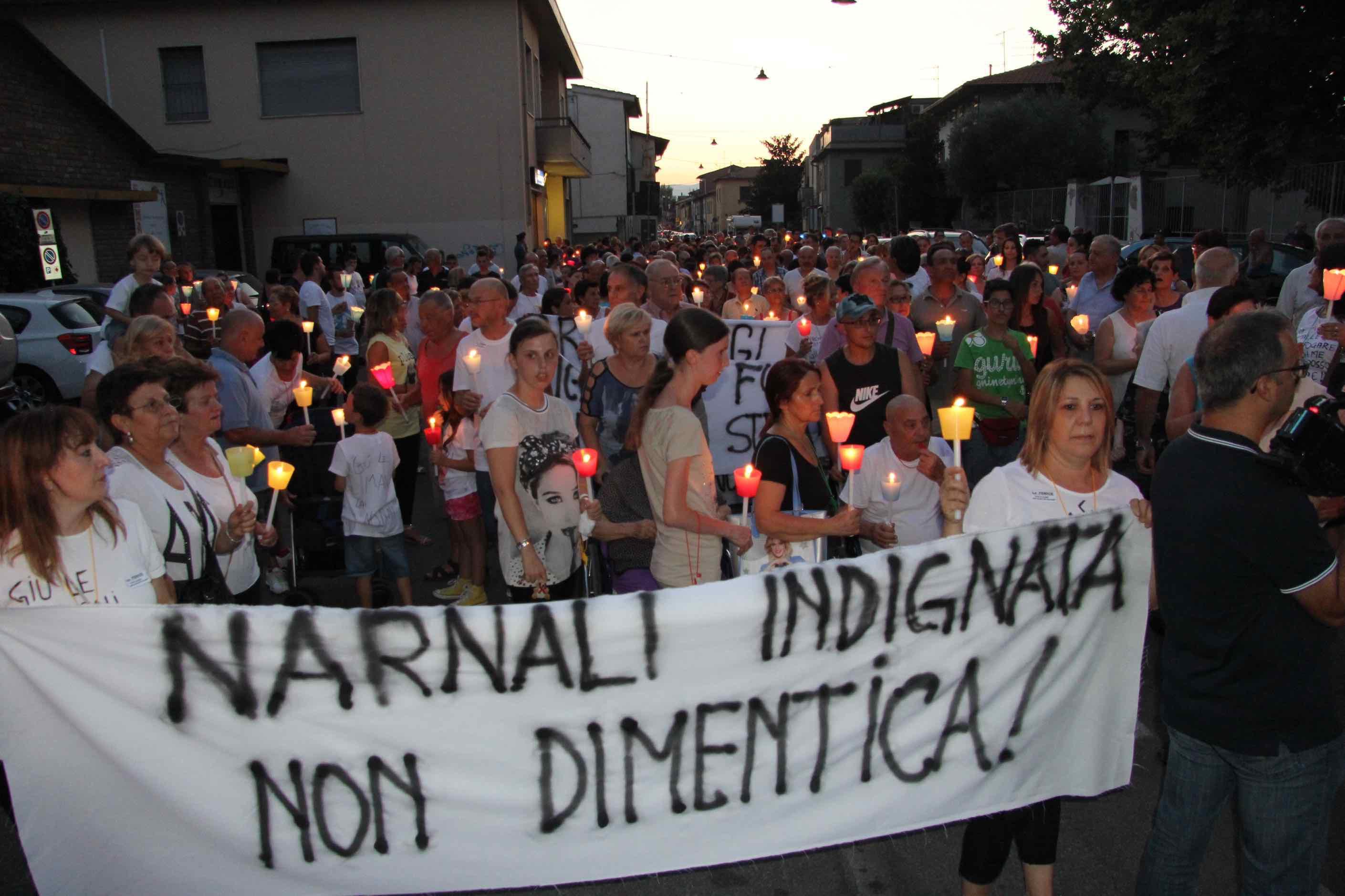La manifestazione di solidarietà alle vittime dei maltrattamenti all'interno della Rsa di Narnali