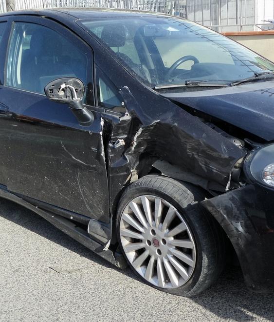 Suv urta un’auto in sosta e cappotta, ferito il conducente