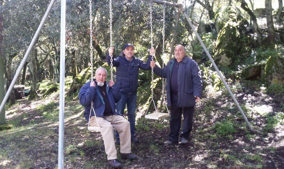 Il comitato rimette in sesto le altalene