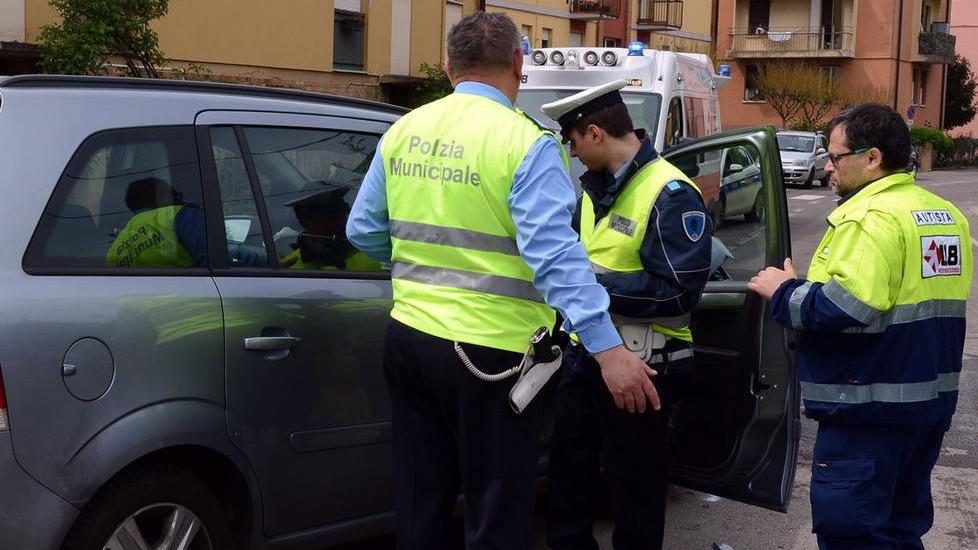 Schianto all’incrocio, due feriti