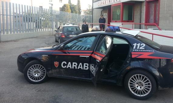 Infastidisce donna sotto casa e poi aggredisce i carabinieri