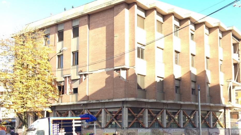 Palazzo Bper da abbattere Rinascerà tutto di vetro
