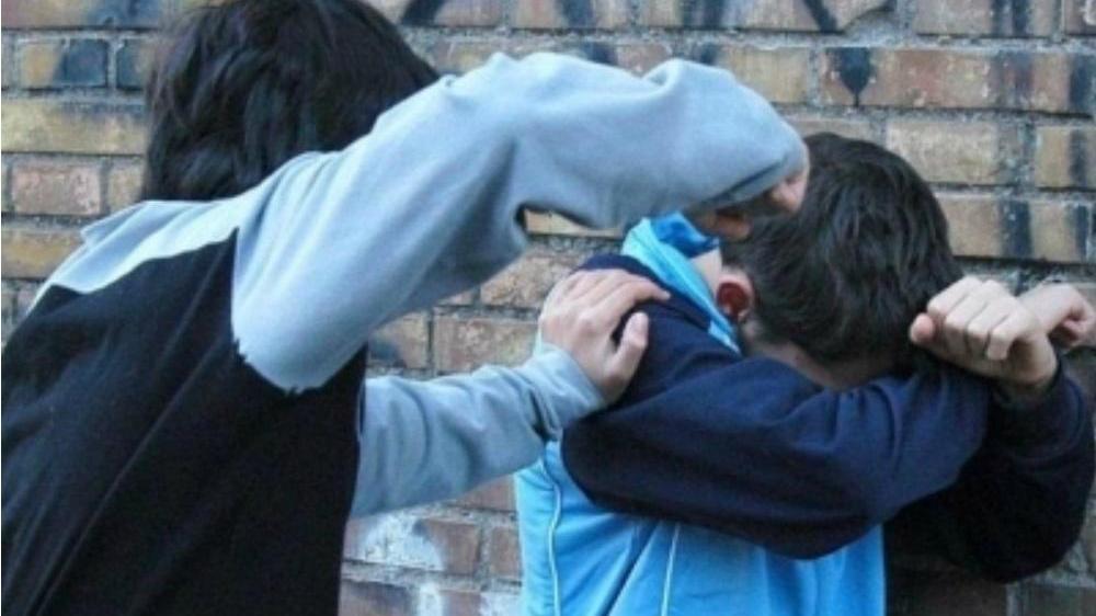 Pesta un compagno di squadra e gli stacca un dente con un calcio