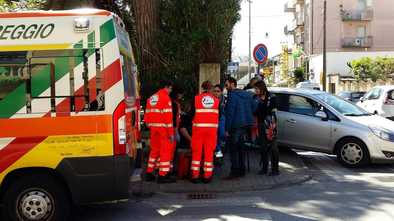 La donna ferita mentre viene soccorsa dai volontari della Croce Verde di Viareggio