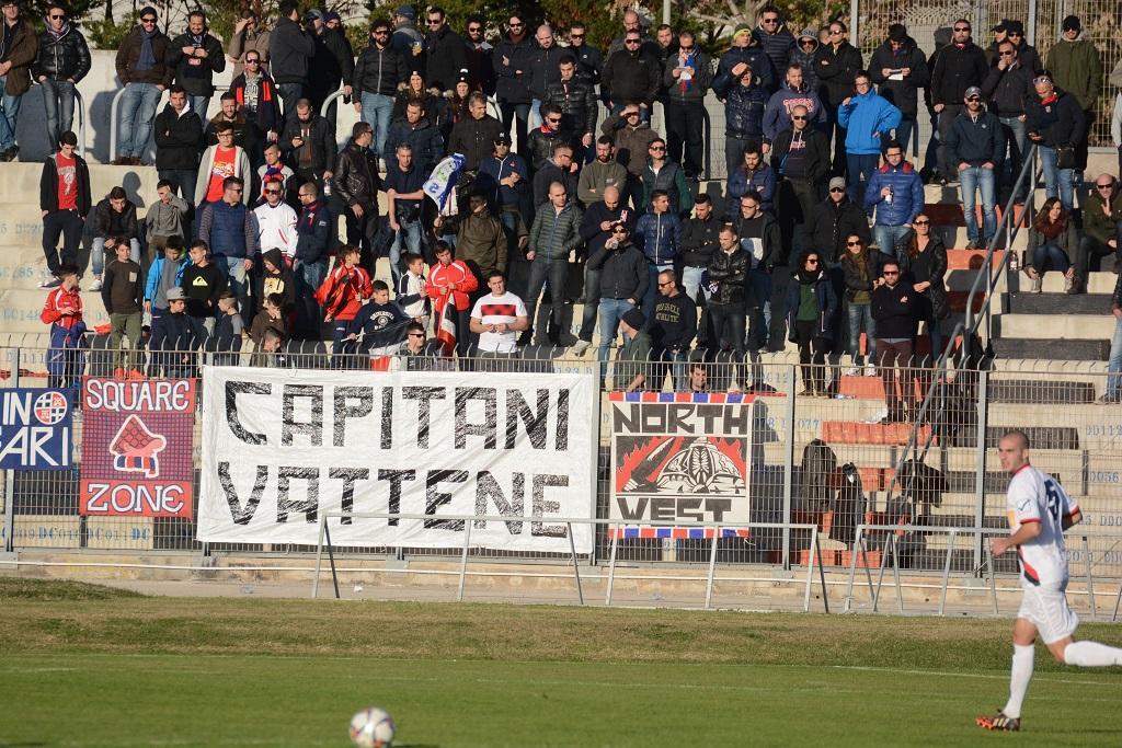 Striscione contro la dirigenza della Torres in curva nord