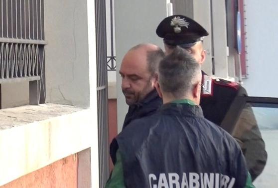 Giovanni Satta mentre viene portato in caserma