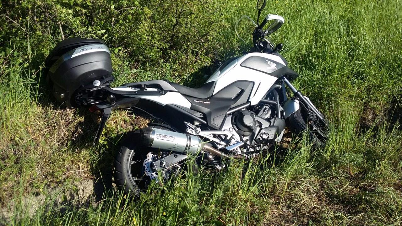 Cade in curva con la moto e sbatte contro il guard rail