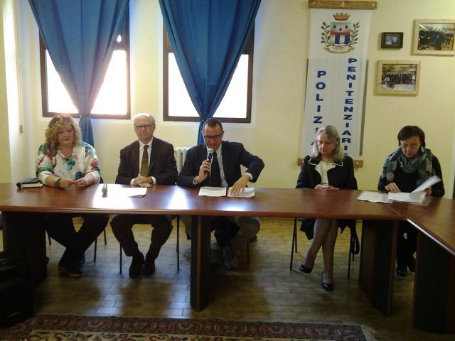 Da sinistra Iole Toccafondi,  garante per i diritti dei detenuti del Comune di Prato,  Sergio Giostri presidente associazione Marchi, Vincenzo Tedeschi direttore della Dogaia,  Gabriella Lai presidente dell' Associazione  Barnaba e Celine Calistri direttore Acli Prato