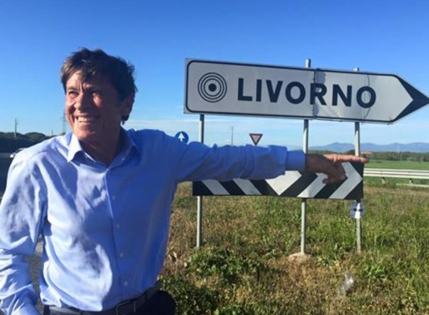 Morandi arriva a Livorno e si fotografa con il cartello stradale 