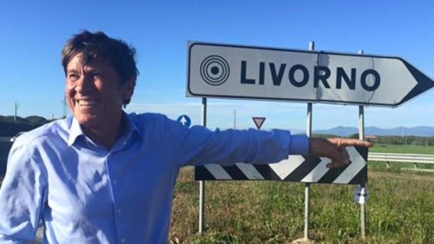 Morandi arriva a Livorno e si fotografa con il cartello stradale