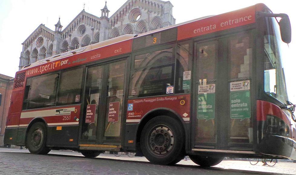 Ferrara, senza biglietto sul bus danno i nomi di loro amici 