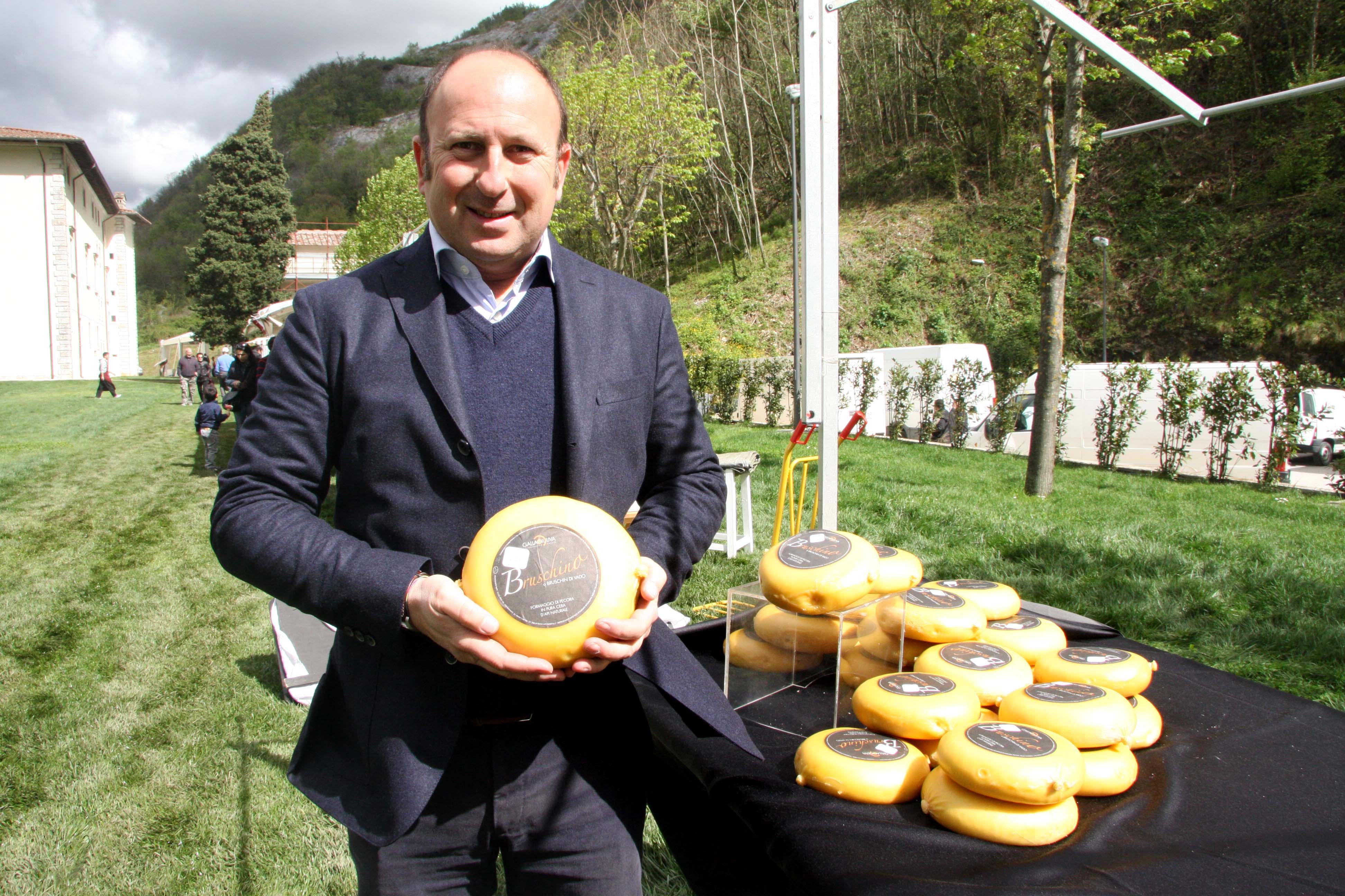 Gabriele Ghirlanda, organizzatore di Enolia, con alcune forme di formaggio 