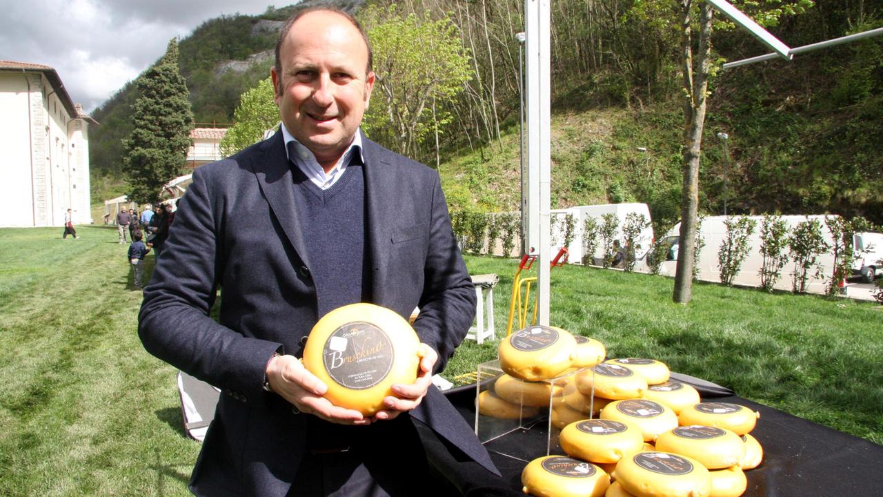 Gabriele Ghirlanda, organizzatore di Enolia, con alcune forme di formaggio