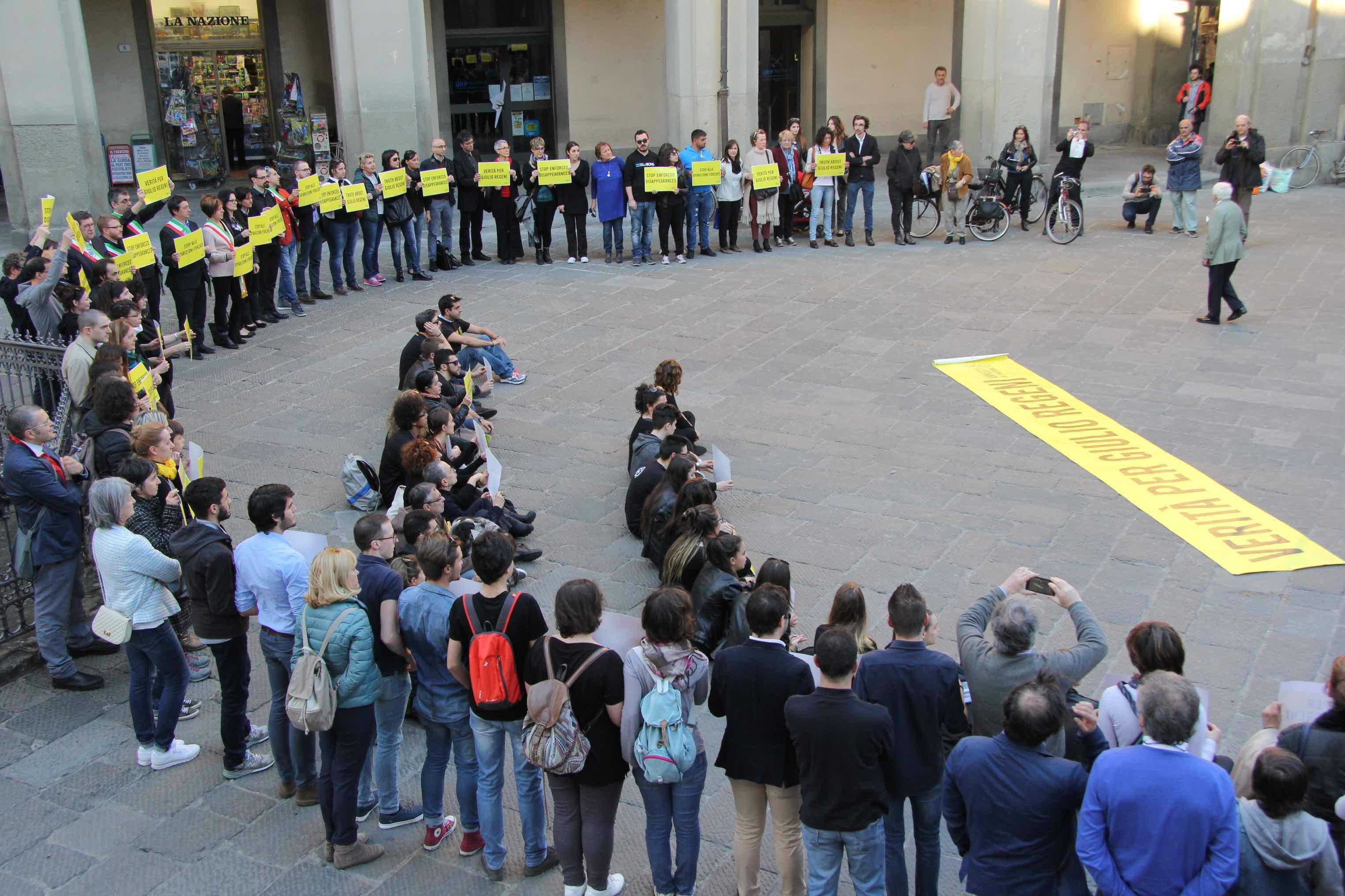 Il flash mob in piazza del Comune