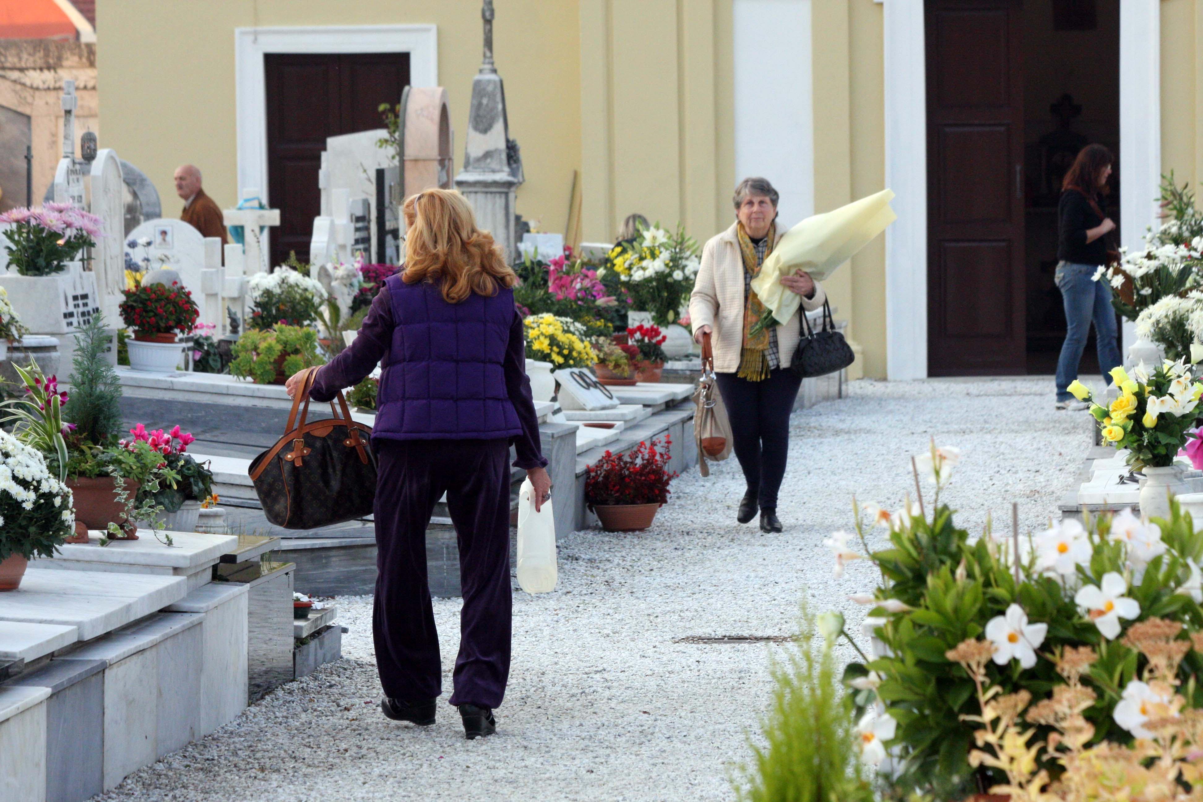 Anziani al cimitero (foto di archivio)