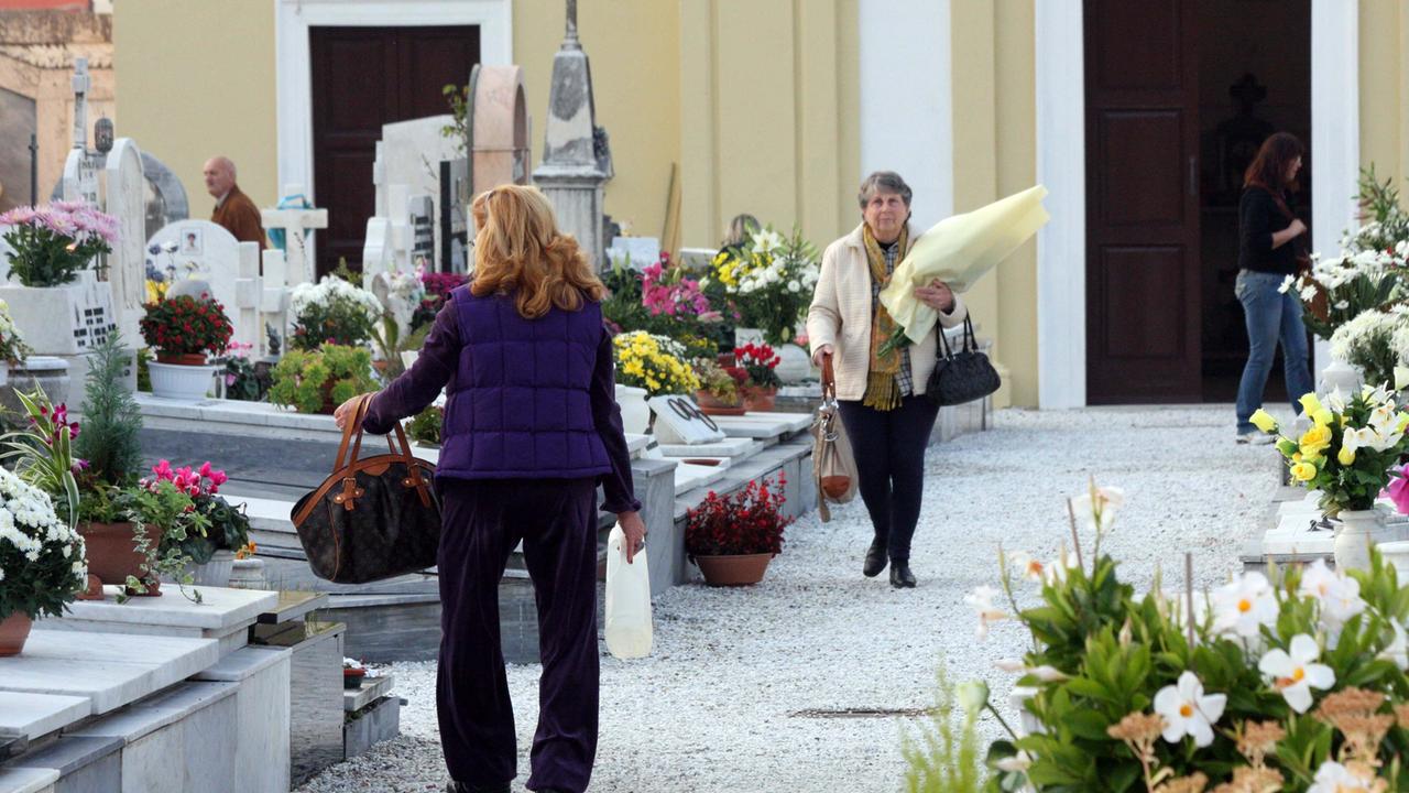 Anziani al cimitero (foto di archivio)