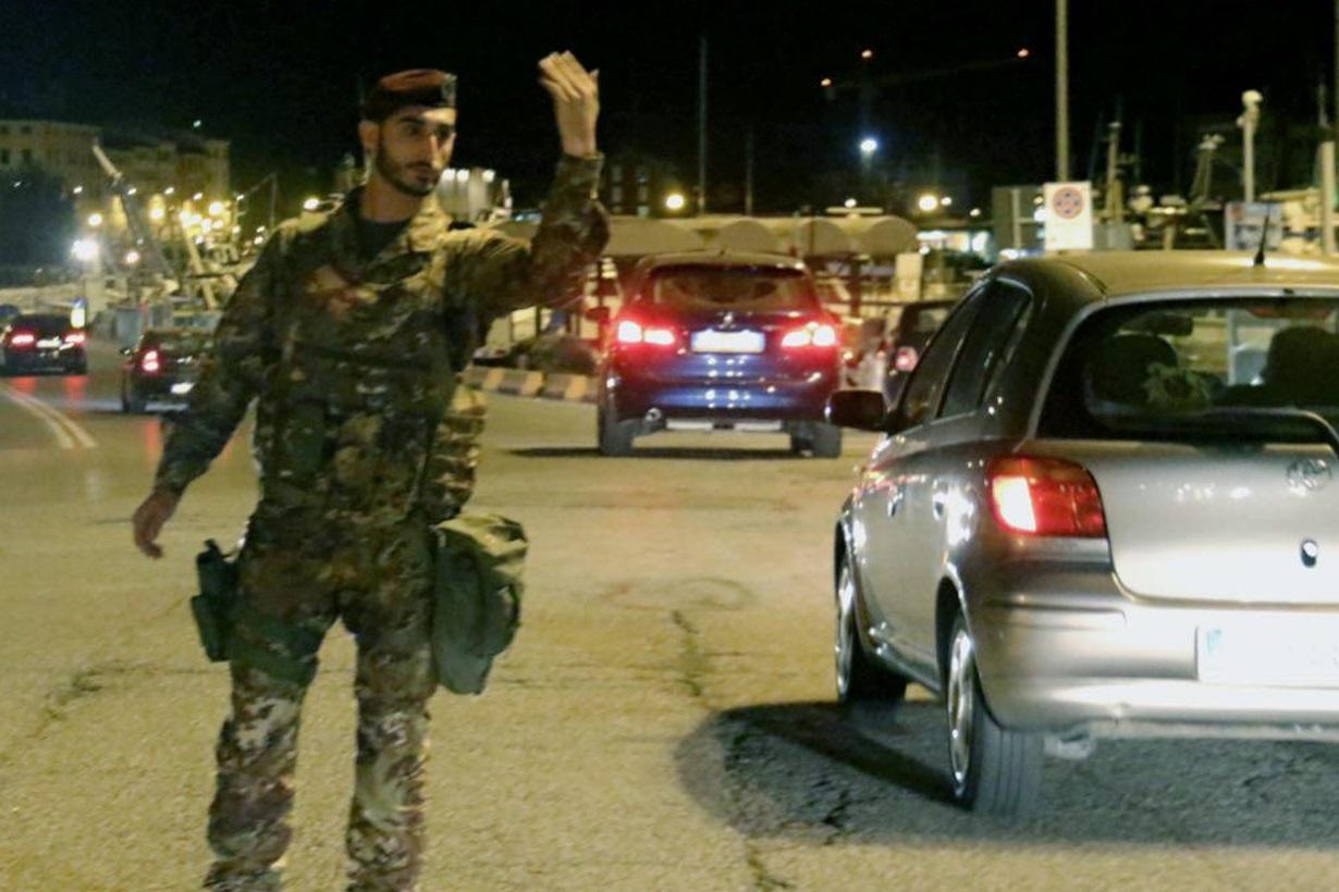 Un militare si occupa della viabilità nella zona dell'incidente (Marzi Pentafoto)