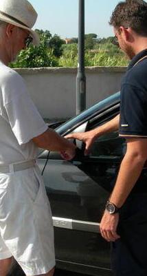 Torna di moda la truffa stradale dello specchietto 