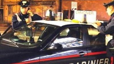 Tenta di incendiare un’auto, denunciato