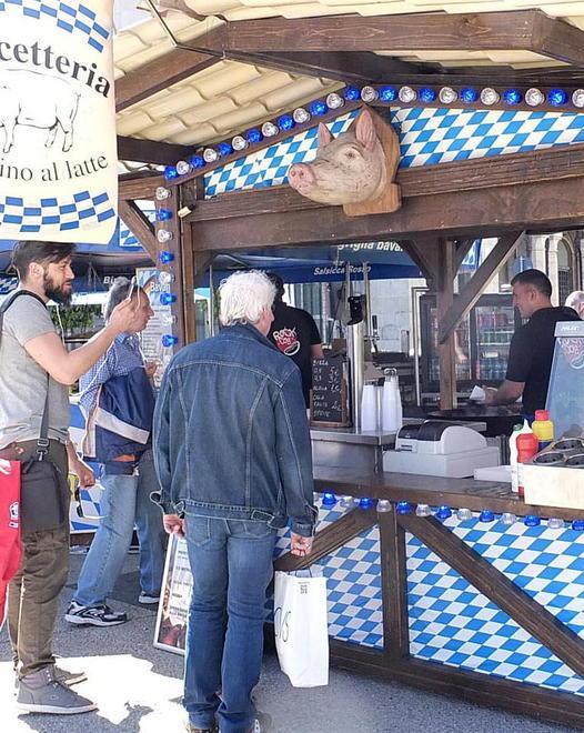 Piazza invasa da banchi, fiori sapori e profumi 