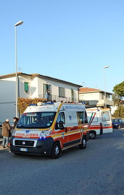 Travolta mentre attraversa la strada 