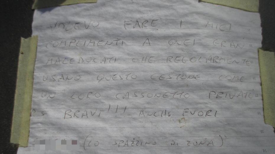 Protesta dello spazzino contro gli incivili