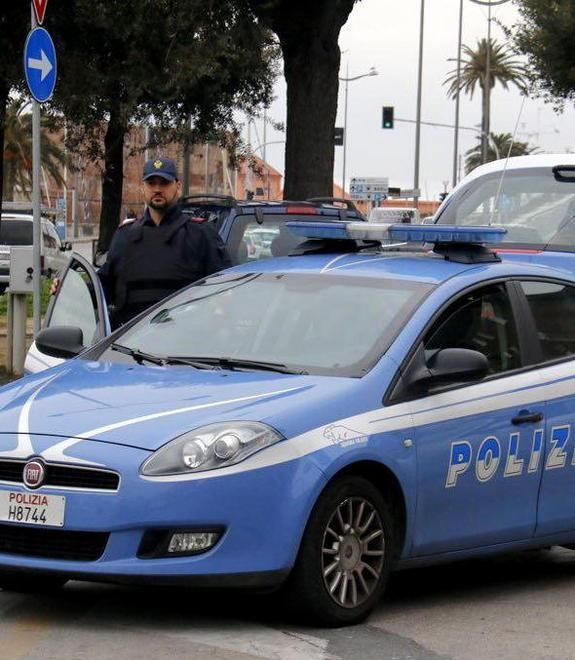 Per le vie del centro con la droga in bocca 
