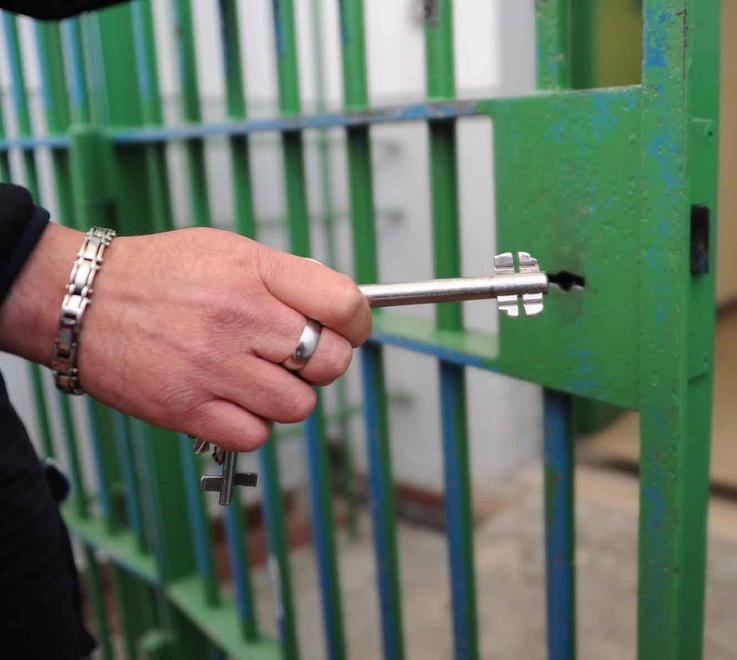 Abusi sulla figlia piccola, la Procura si oppone alla scarcerazione
